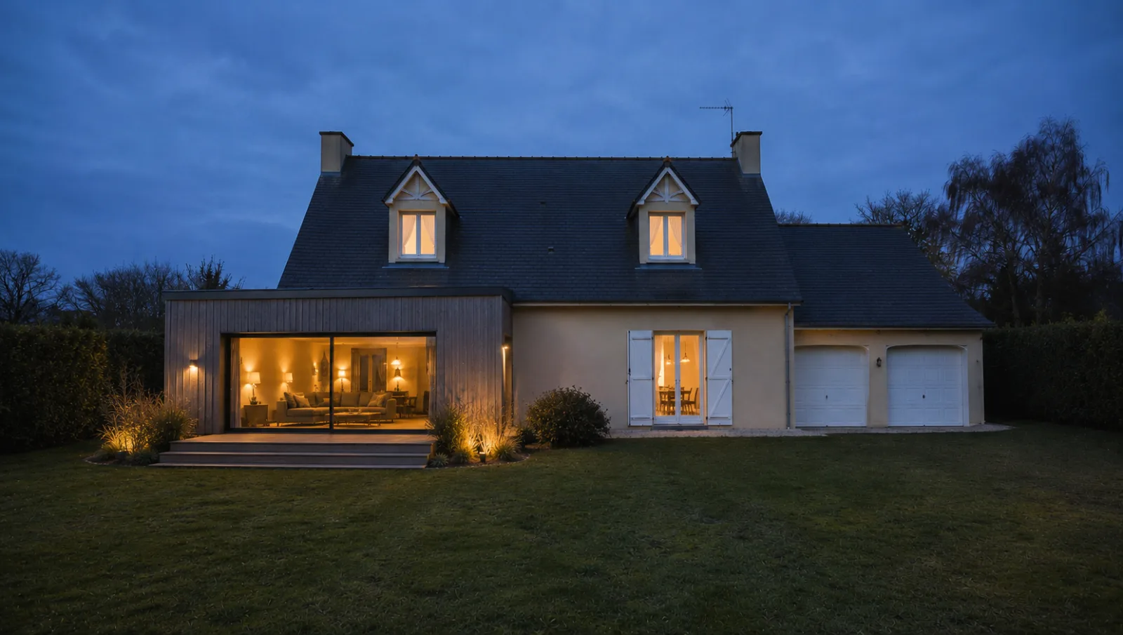 La maison côté jardin après les travaux, avec son extension en ossature bois à bardage vertical
