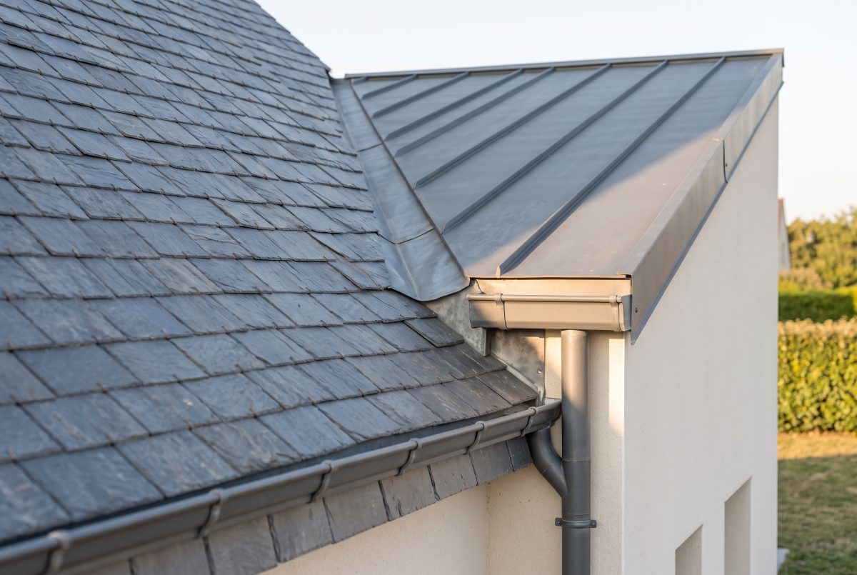 Raccordement de la toiture zinc d’un garage accolé à la couverture ardoise de la maison