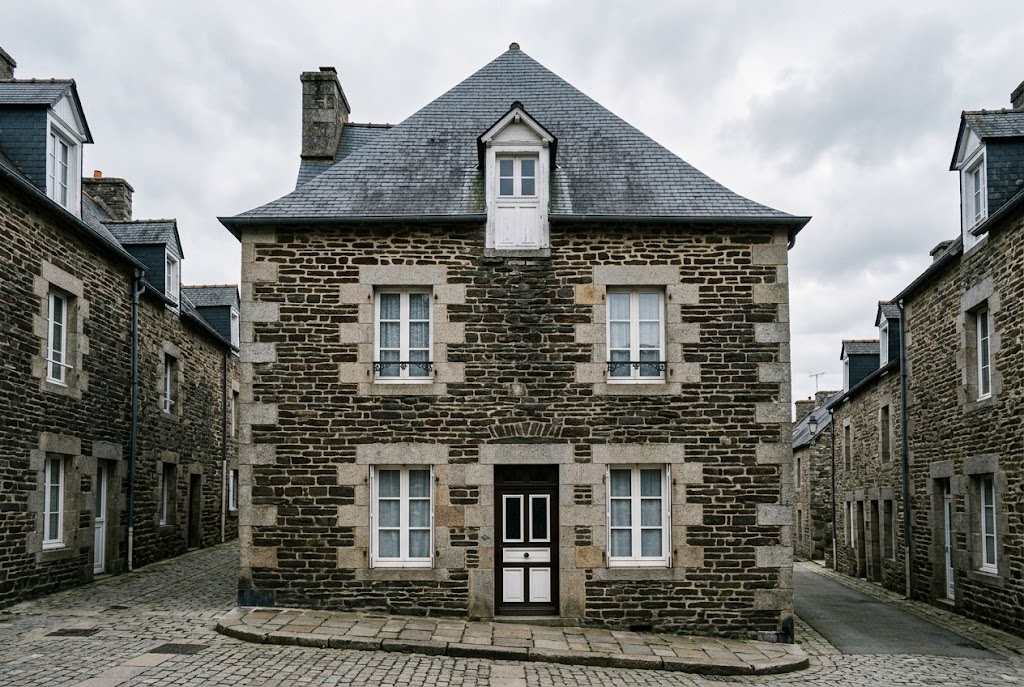 Maison de ville fougeraise en moellons de schiste avec encadrements de granite et toiture d’ardoise